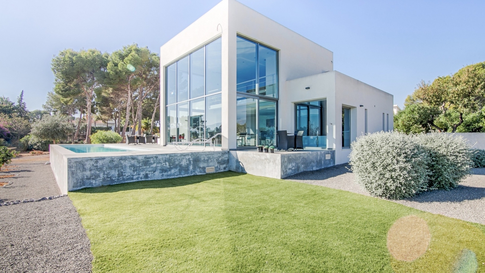 Indrukwekkende design villa met prachtig zicht op zee en de bergen