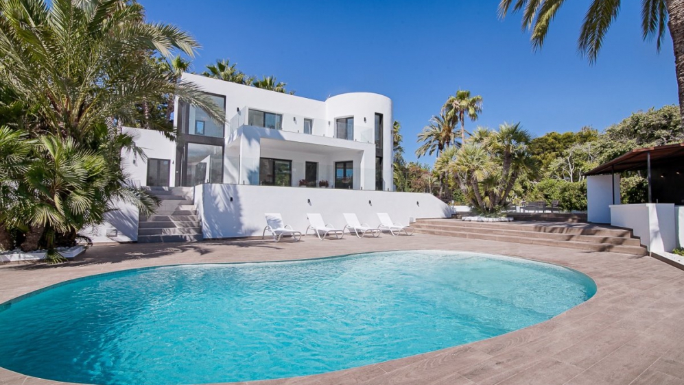 Magnificent contemporary beachfront villa!