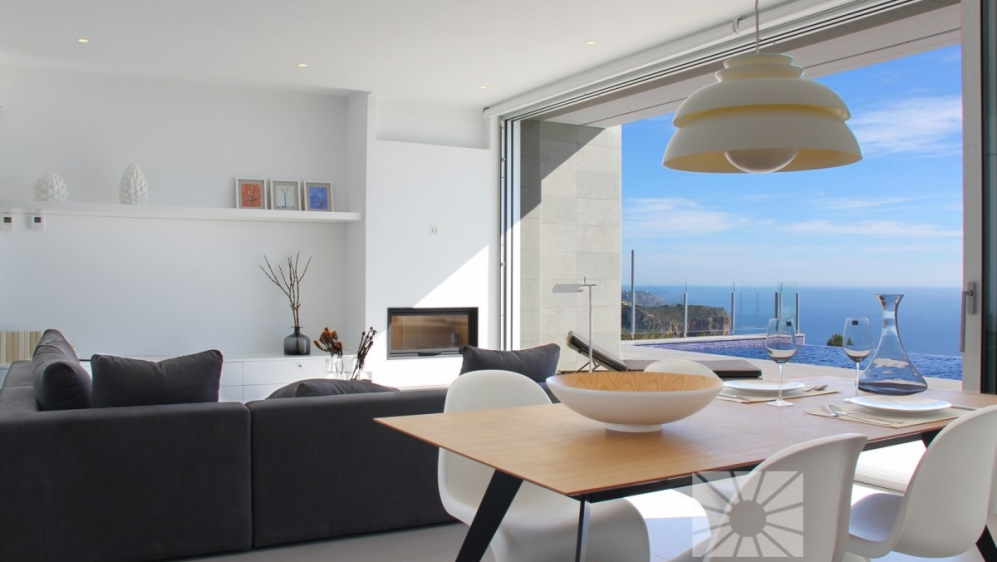 Moderne nieuwe villa met panoramisch zeezicht