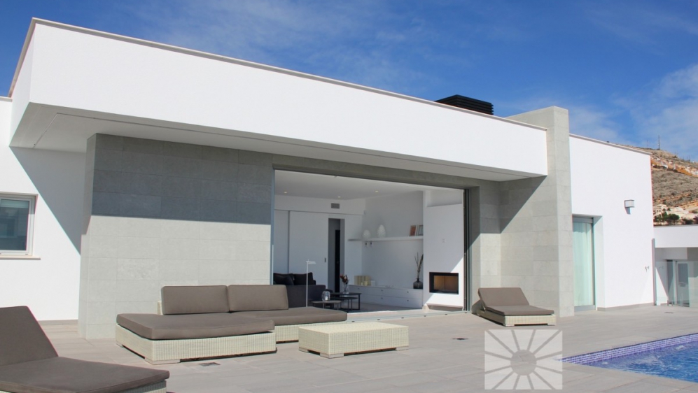 Moderne nieuwe villa met panoramisch zeezicht