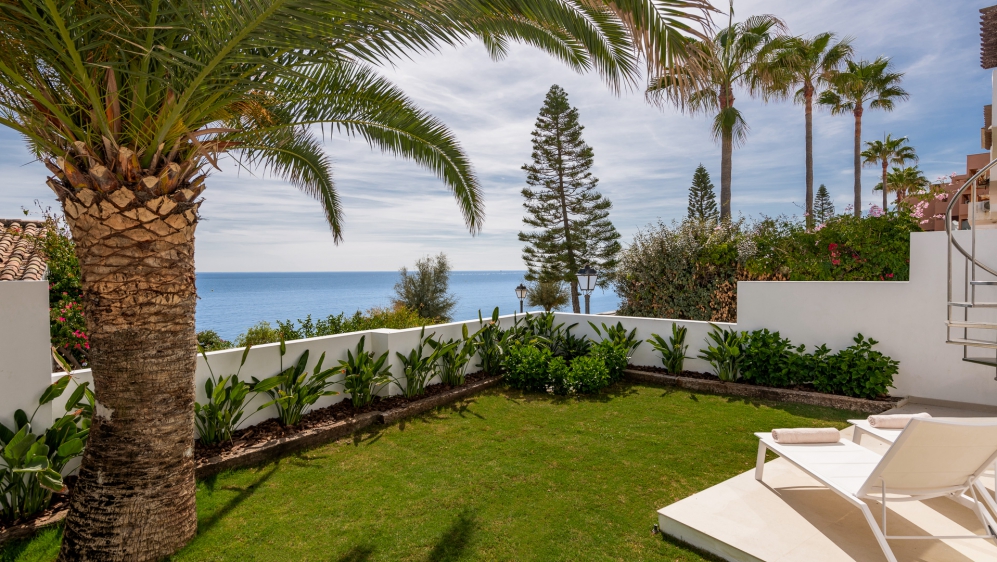 Unique frontline beach villa fully renovated with amazing views to the sea