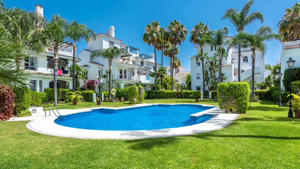 Fully renovated top floor apartment in the popular area of Nueva Andalucia