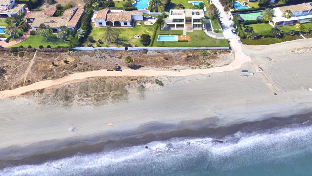 Unieke eerste lijns designer villa met privé toegang tot het strand 