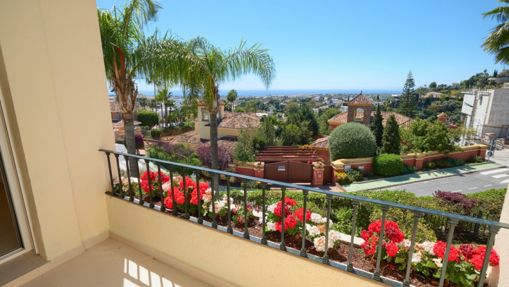 Beautiful and spacious townhouse with stunning sea views for sale in La Quinta Hills