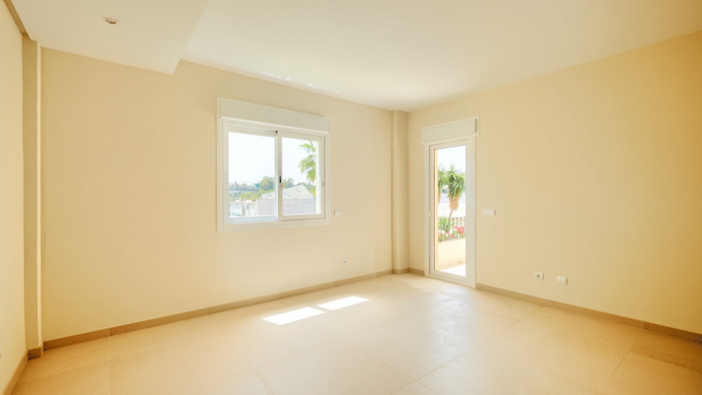 Beautiful and spacious townhouse with stunning sea views for sale in La Quinta Hills