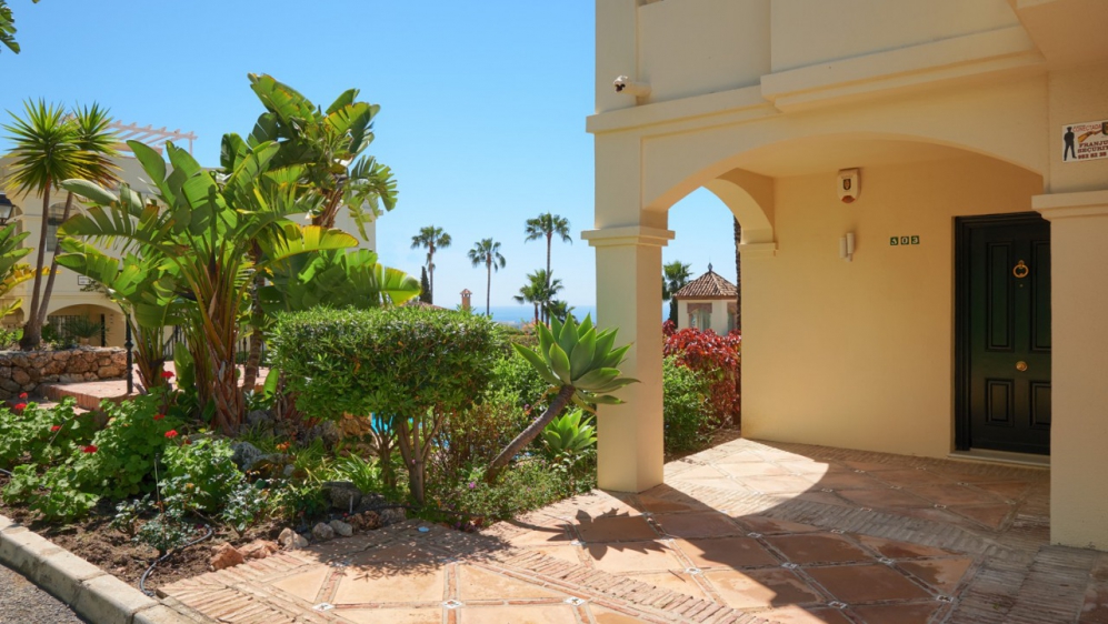 Beautiful and spacious townhouse with stunning sea views for sale in La Quinta Hills