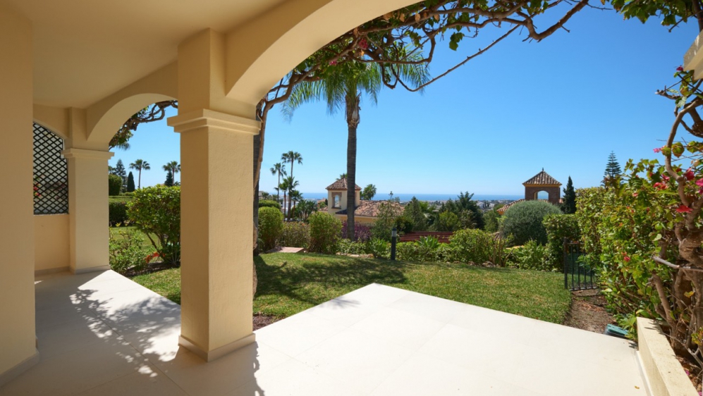Beautiful and spacious townhouse with stunning sea views for sale in La Quinta Hills