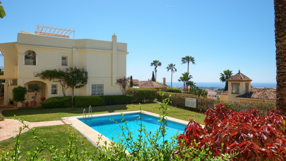 Beautiful and spacious townhouse with stunning sea views for sale in La Quinta Hills