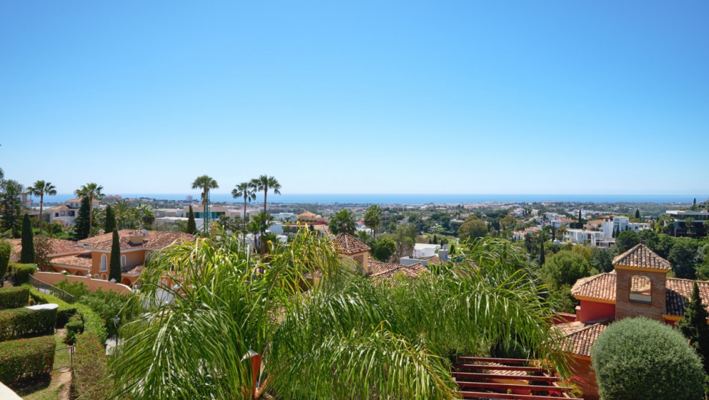 Beautiful and spacious townhouse with stunning sea views for sale in La Quinta Hills