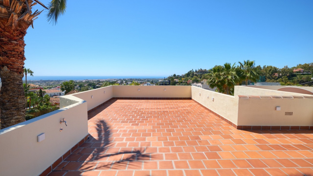 Beautiful and spacious townhouse with stunning sea views for sale in La Quinta Hills