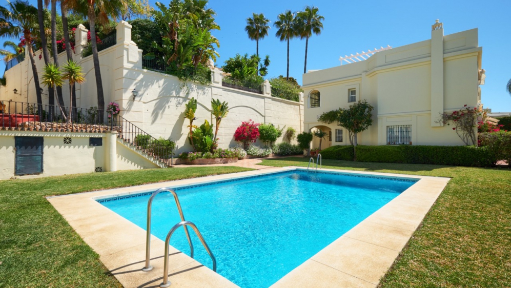 Beautiful and spacious townhouse with stunning sea views for sale in La Quinta Hills