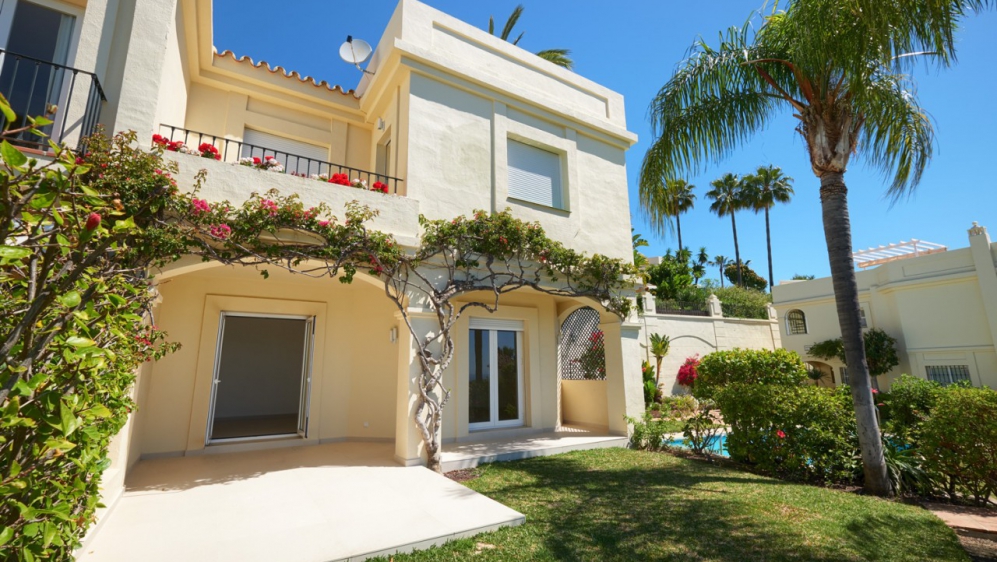 Beautiful and spacious townhouse with stunning sea views for sale in La Quinta Hills