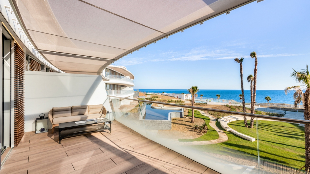 High end frontline beach apartment now for fantastic price 