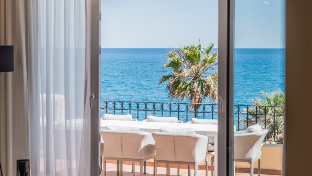 Schitterend luxe penthouse direct aan het strand op loopafstand van het centrum van Estepona
