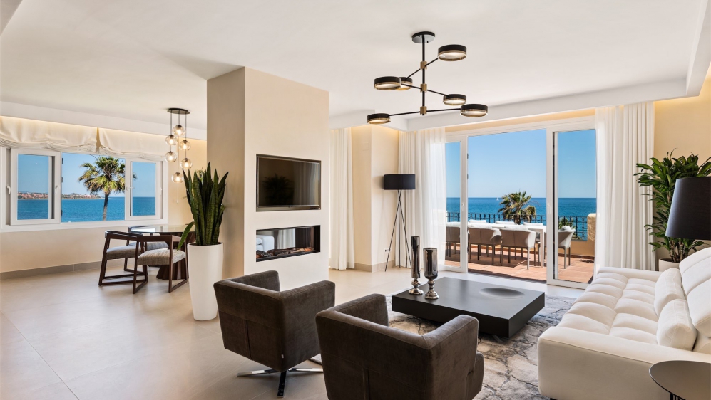 Schitterend luxe penthouse direct aan het strand op loopafstand van het centrum van Estepona