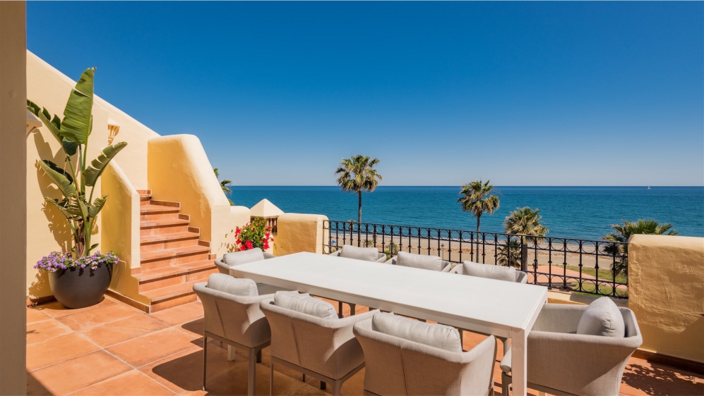 Schitterend luxe penthouse direct aan het strand op loopafstand van het centrum van Estepona