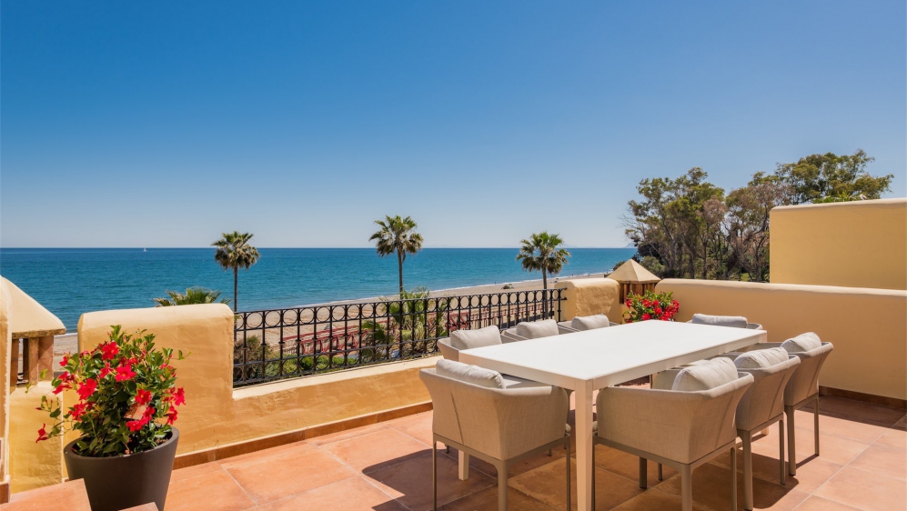 Schitterend luxe penthouse direct aan het strand op loopafstand van het centrum van Estepona