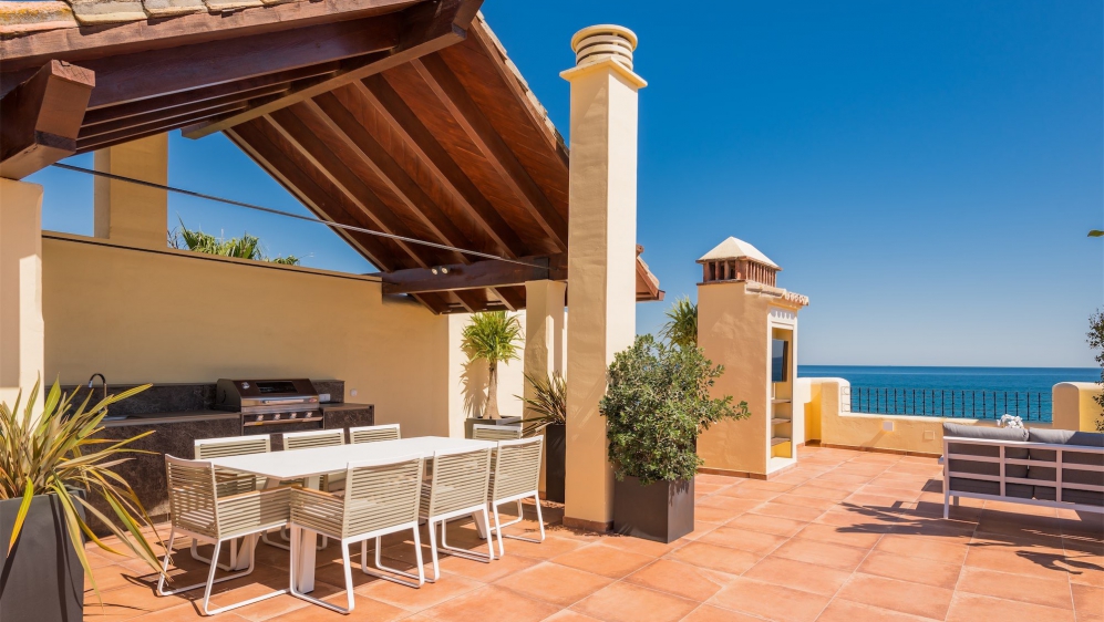 Schitterend luxe penthouse direct aan het strand op loopafstand van het centrum van Estepona