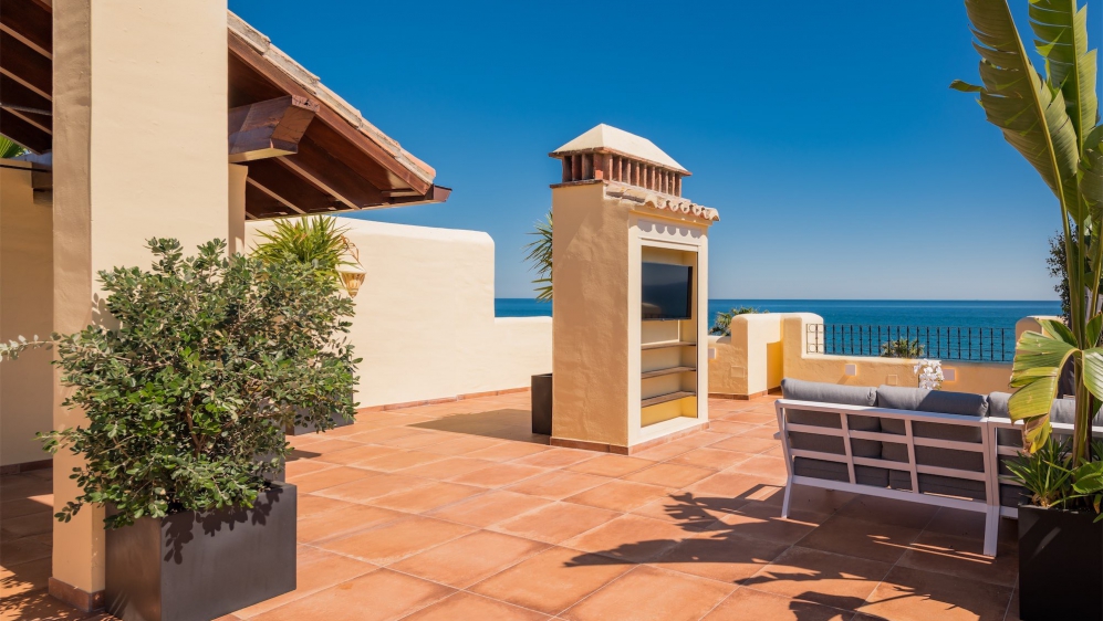 Schitterend luxe penthouse direct aan het strand op loopafstand van het centrum van Estepona