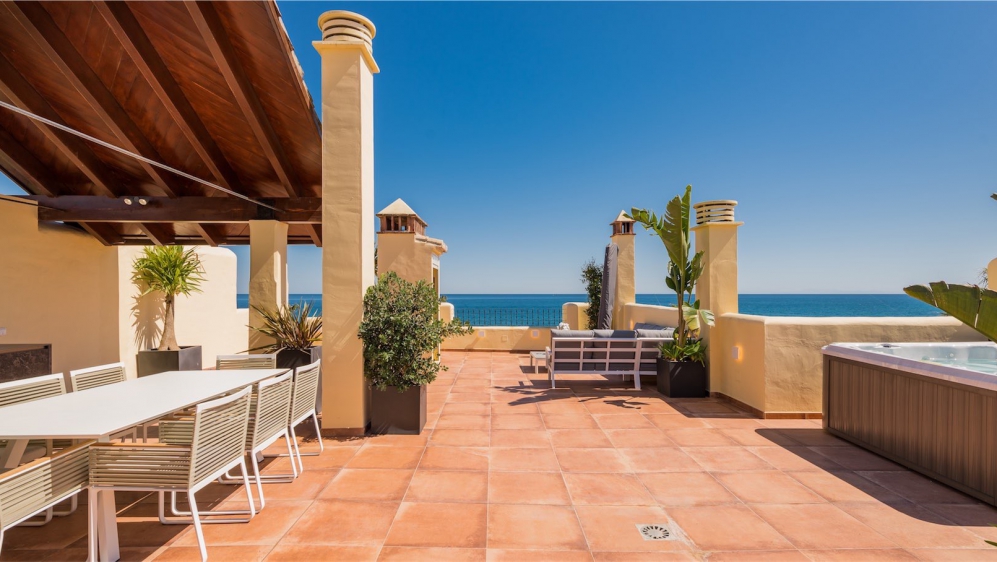 Amazing fronline beach penthouse with stunning sea views within walking distance to amenities