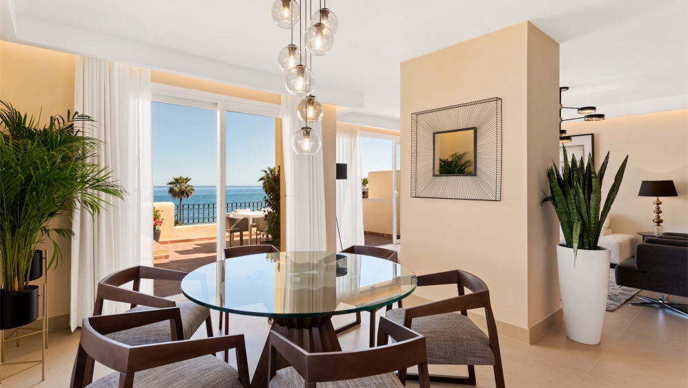 Schitterend luxe penthouse direct aan het strand op loopafstand van het centrum van Estepona