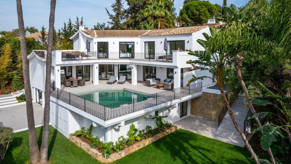 Beautiful new build Mediterranean villa with modern interior in sought after location