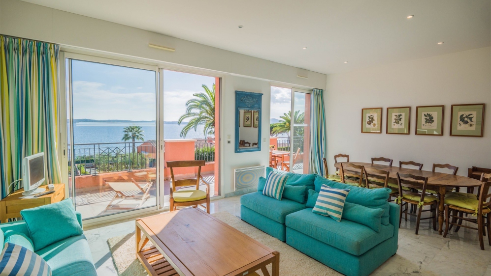 Fantastisch appartement met panoramisch zeezicht op enkele passen van het strand