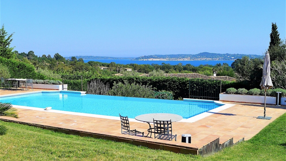 Magnificent classical sea view villa close to the Beauvallon Golf course 