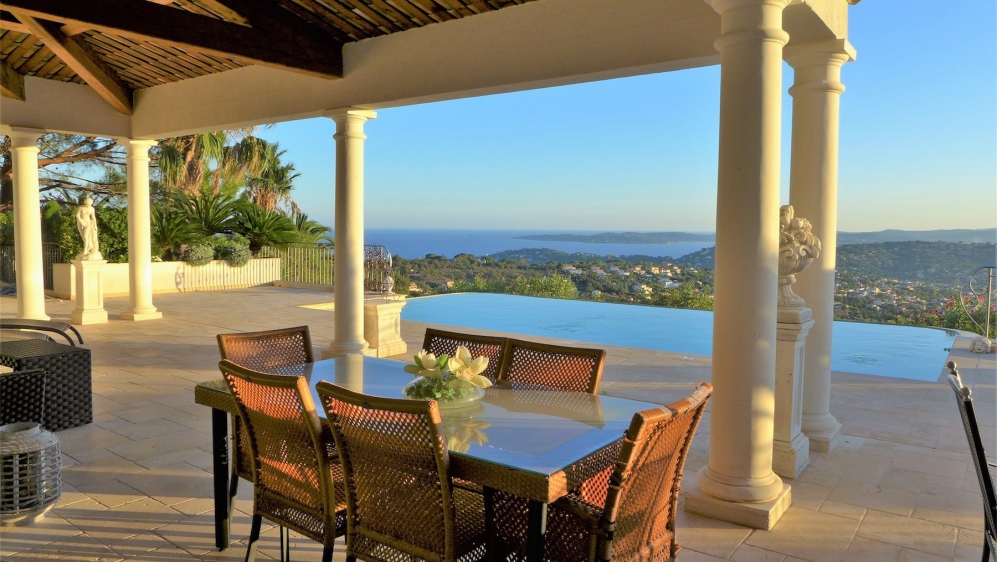 Luxe moderne villa met fantastisch panoramisch zeezicht