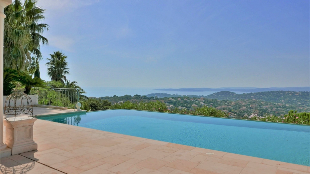 Superb modern villa with stunning sea & golf views
