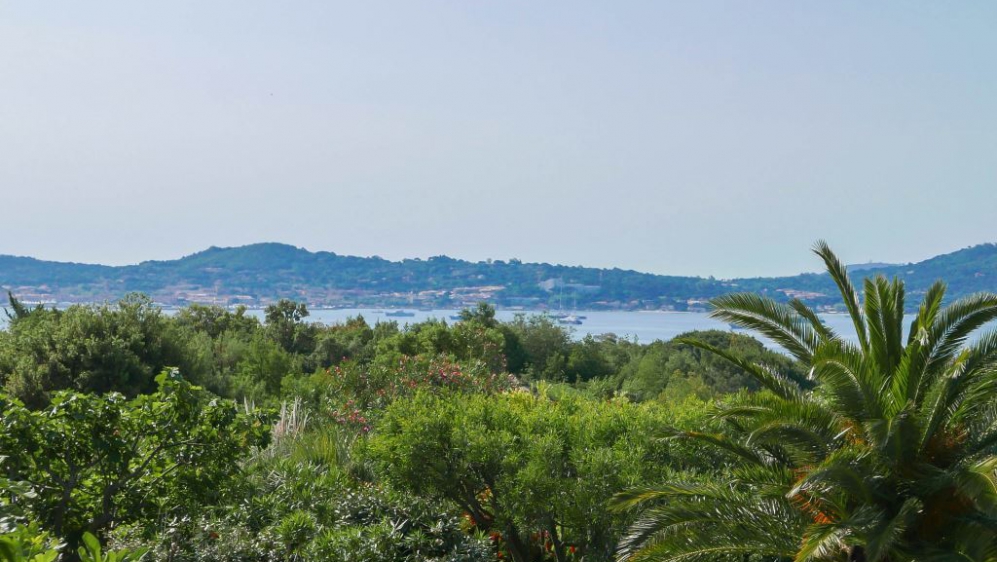 Lovely family house overlooking St Tropez bay and walking distance to the beach and golfcourse