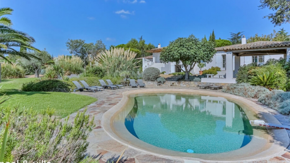 Lovely family house overlooking St Tropez bay and walking distance to the beach and golfcourse