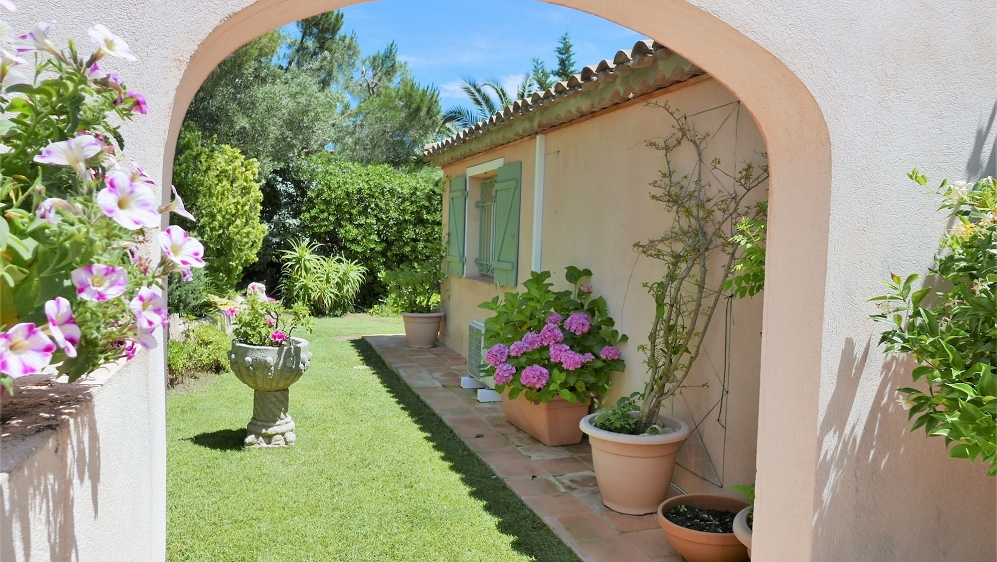 Lovely Provencal villa just 200 m from the sea and walking distance to amenities