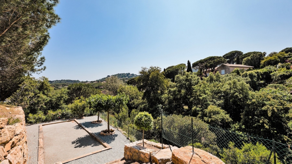 Lovely family estate just a short stroll from the La Nartelle beach