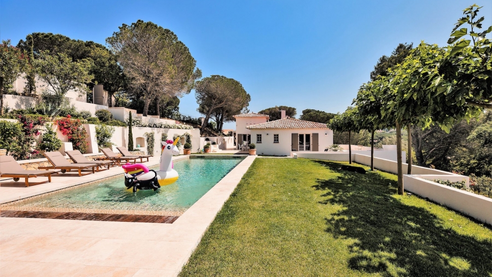 Lovely family estate just a short stroll from the La Nartelle beach