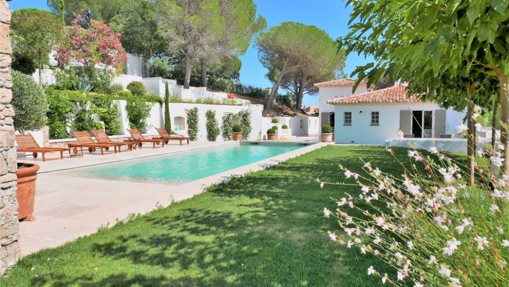 Lovely family estate just a short stroll from the La Nartelle beach