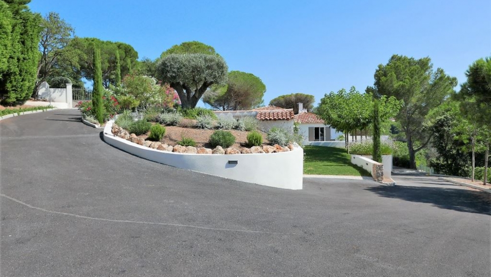 Lovely family estate just a short stroll from the La Nartelle beach