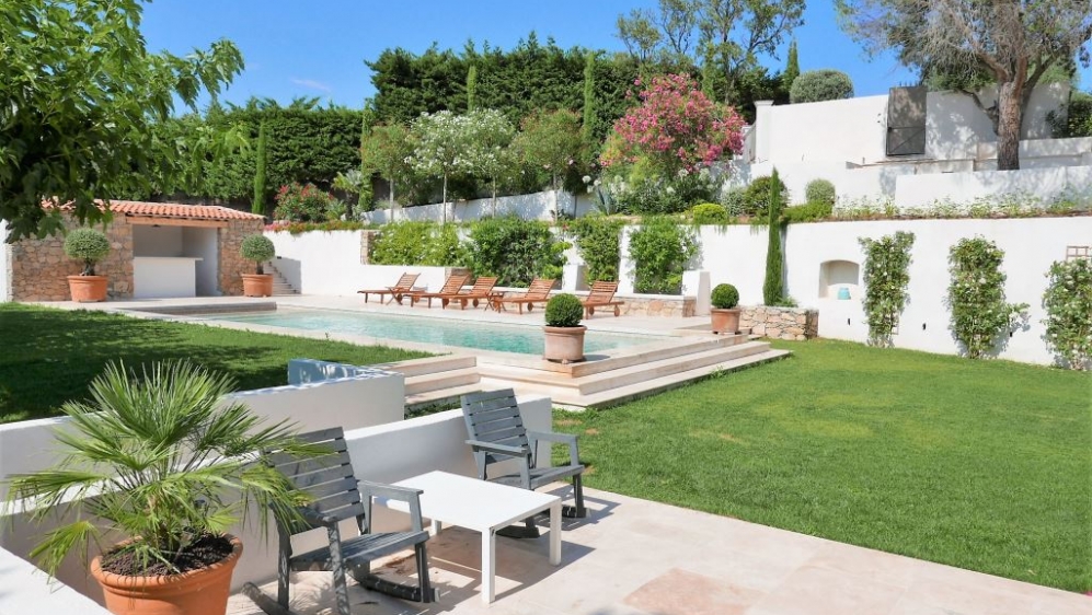 Lovely family estate just a short stroll from the La Nartelle beach
