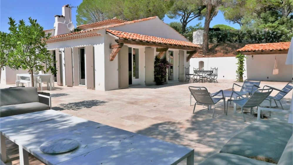 Lovely family estate just a short stroll from the La Nartelle beach