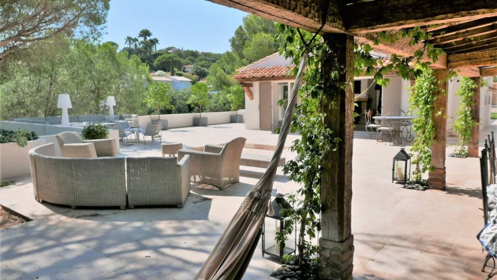 Lovely family estate just a short stroll from the La Nartelle beach