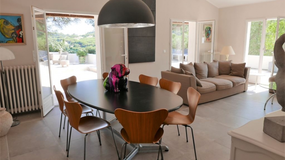 Lovely family estate just a short stroll from the La Nartelle beach