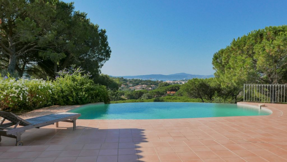 Zeer mooie villa in perfecte staat met fraai uitzicht op de baai van St Tropez