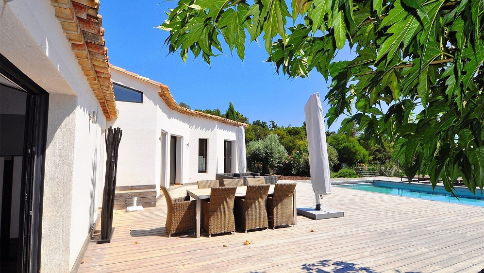 Beautiful modern sea view villa at walking distance to the beach!