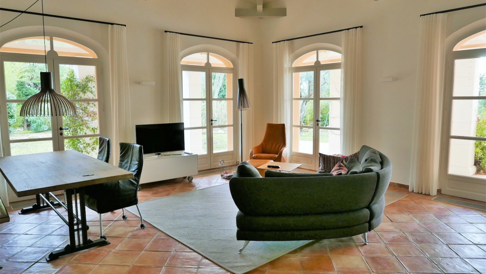 Superb charming villa in private domain with 24h security, private beach and golf