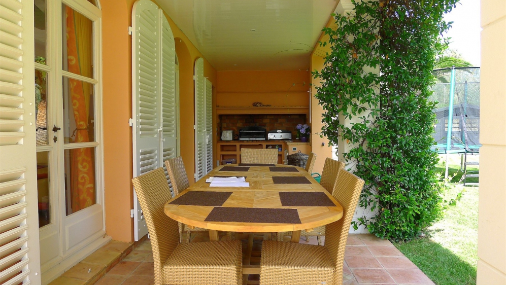 Superb charming villa in private domain with 24h security, private beach and golf