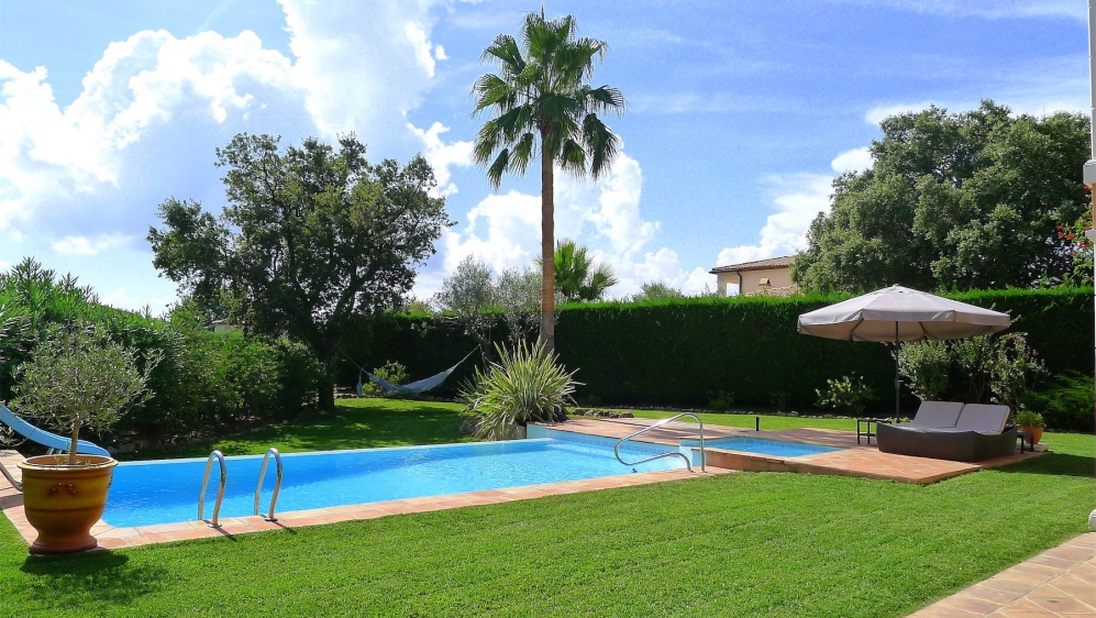 Superb charming villa in private domain with 24h security, private beach and golf