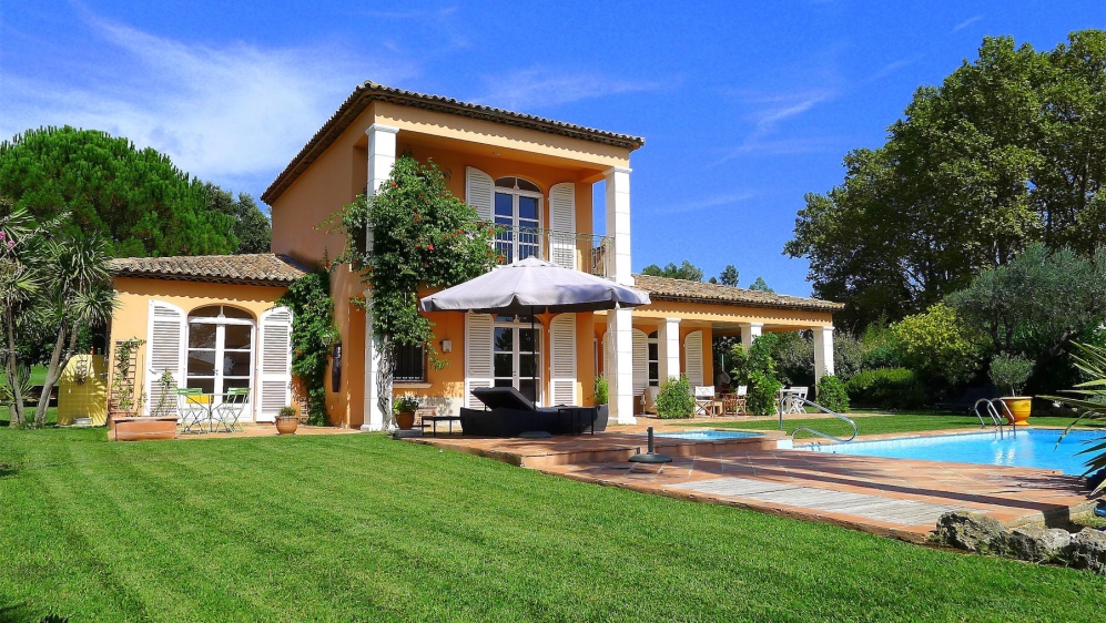 Superb charming villa in private domain with 24h security, private beach and golf