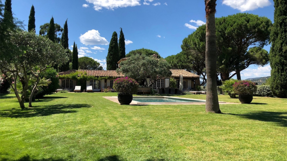 Perfect family retreat: Superb Provencal villa on a big plot with full privacy