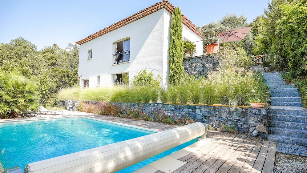 Lovely villa of recent construction with beautiful views and heated pool