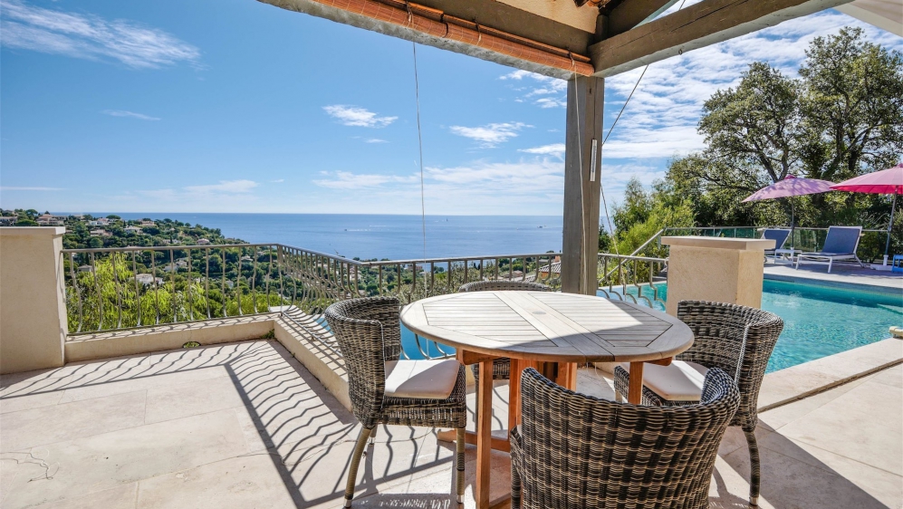 Lovely provencal villa with a bright interior and beautiful sea views